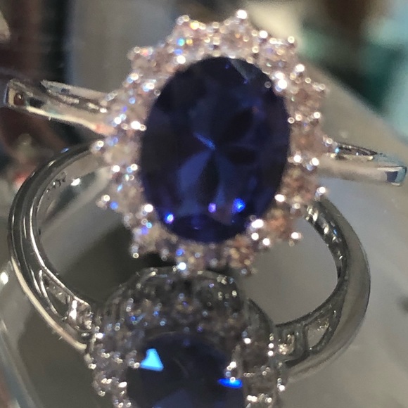 Kate Middleton Natural Brazilian Sapphire Ring - Picture 2 of 5